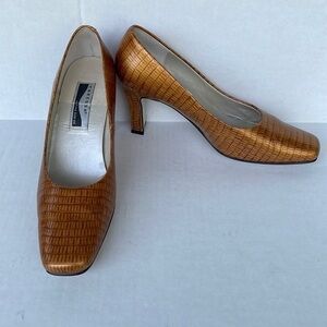 𝅺CARESSA gold chunky heel 7 Excellent condition!